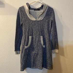 Neesha vneck hooded sweater dress size small